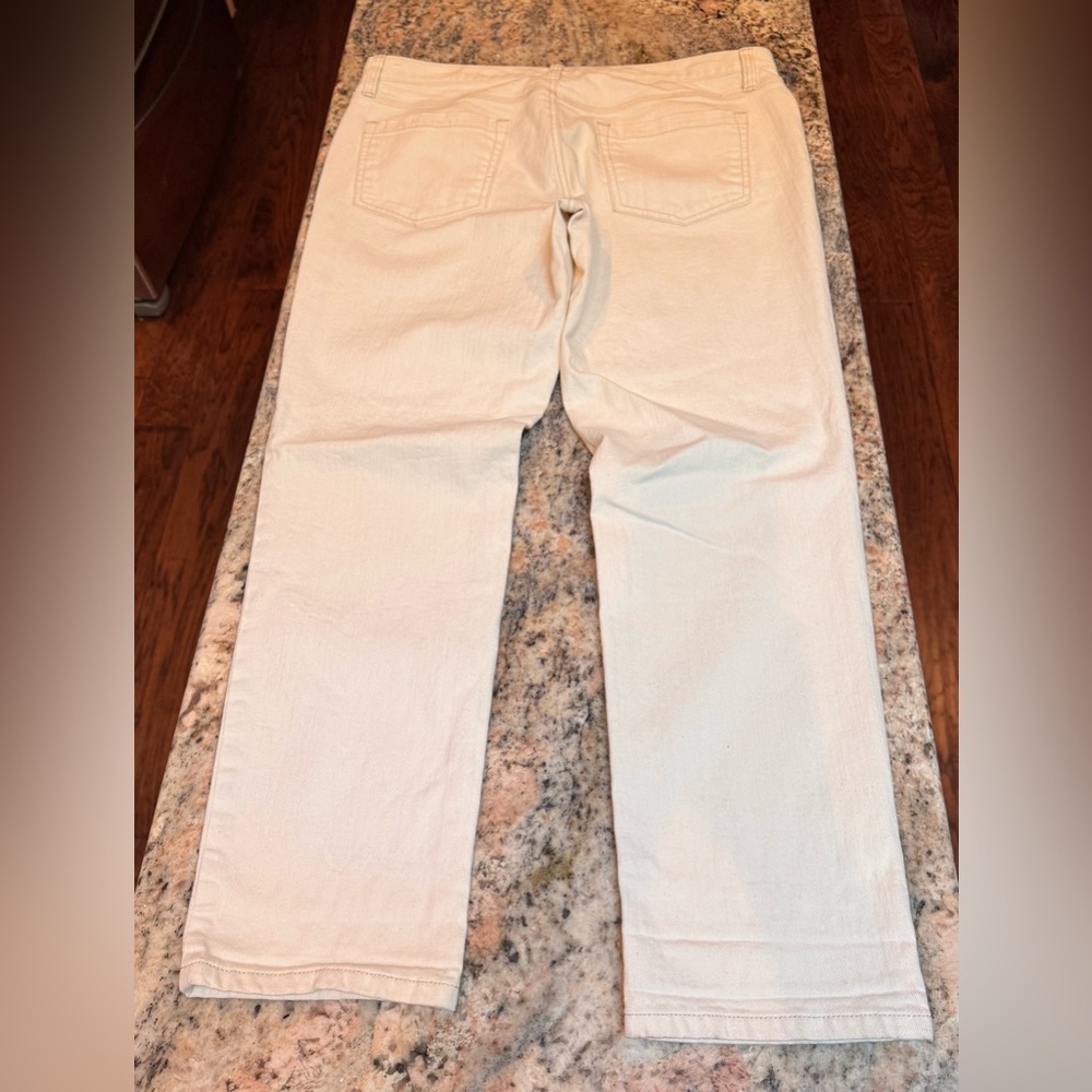 Ann Taylor Classic White Straight Leg Jeans. Size 8 Boyfriend cut - Picture 5 of 9